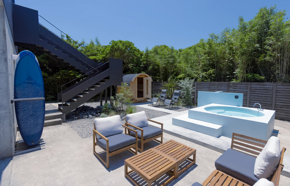 思い思いに過ごせる、ヴィラの庭