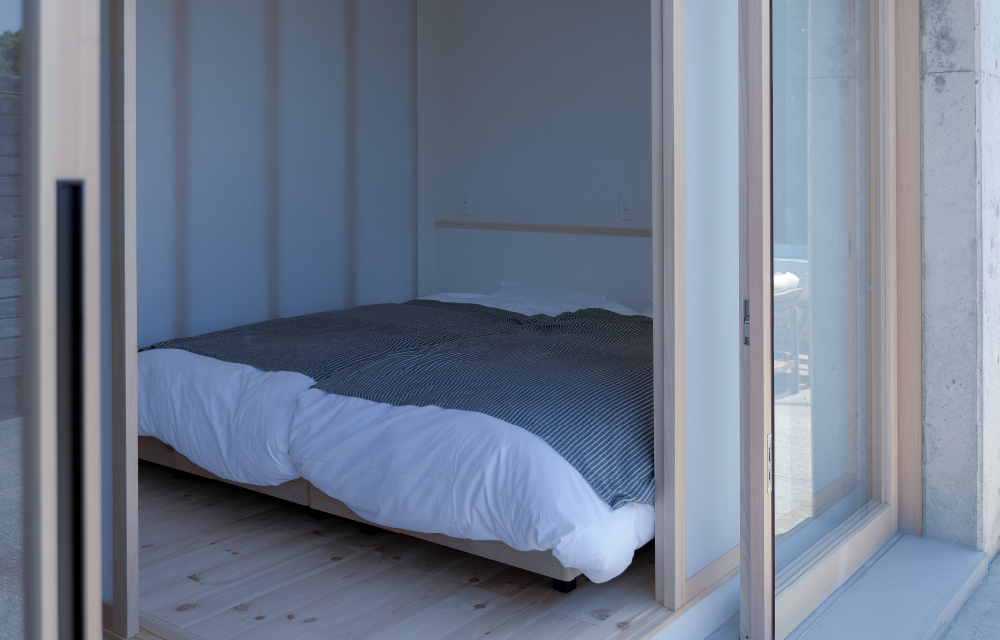 窓から海を見渡せる2階のベッドルーム