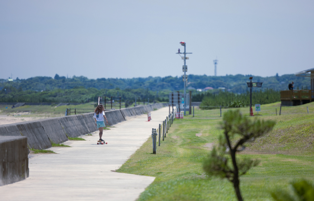 穏やかな時間が流れる阿児の海岸沿い