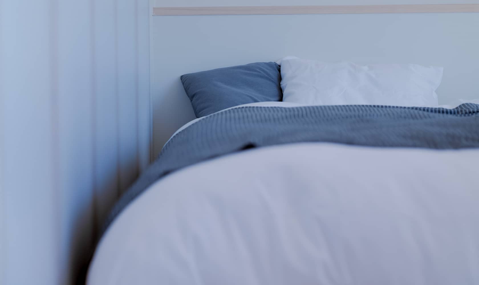 庭とつながるベッドルーム、ドアを閉じれば静寂な空間に